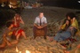 Jean Dujardin au bord du feu sur la plage