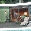 Jean Dujardin derrière la baie vitrée