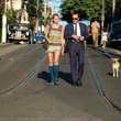 Jean Dujardin et Louise Monot discuttent dans la rue