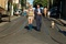Jean Dujardin et Louise Monot discuttent dans la rue