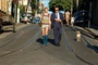 Jean Dujardin et Louise Monot discuttent dans la rue