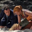Jean Dujardin et Louise Monot maitrisent un homme
