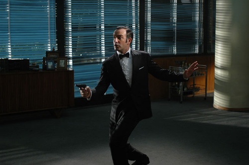 Jean Dujardin pointe le pistolet