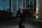 Jean Dujardin pointe le pistolet