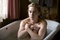 Kate Winslet dans la salle de bains