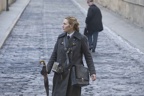 Kate Winslet tenant un parapluie