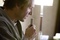Ralph Fiennes tient le dictaphone