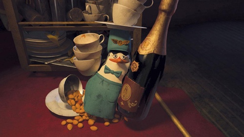 pingoin serveur avec une bouteille de champagne