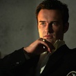 julian mcmahon reflechissant