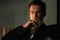 julian mcmahon reflechissant