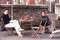 hugh grant et julia roberts en terasse