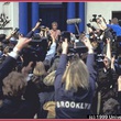 rhys ifans dans un bain de foule