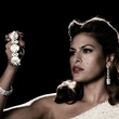 eva mendes et un bijou