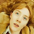 saoirse ronan se r  veillant dans un lieu inconnu