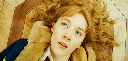 saoirse ronan se r  veillant dans un lieu inconnu