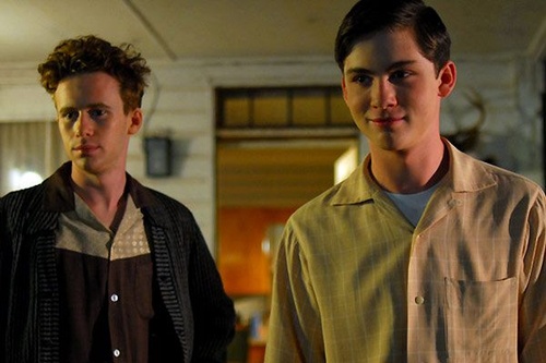 logan lerman a droite de la photo