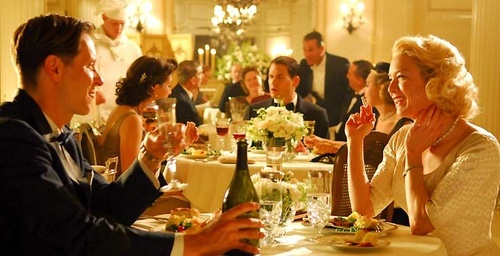 ren  e zellweger a table