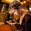 freddie highmore regardant a la loupe