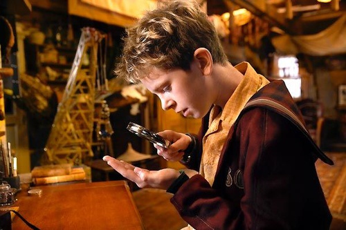 freddie highmore regardant a la loupe