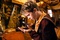 freddie highmore regardant a la loupe