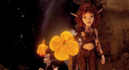 selenia tenant une fleur