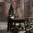 ayelet zurer assise sur la table