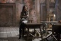 ayelet zurer assise sur la table