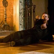 ewan mcgregor devant la cheminee