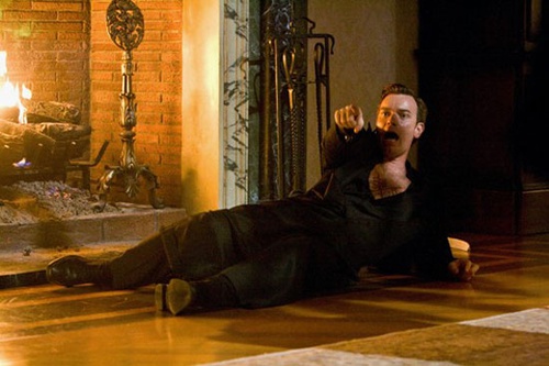 ewan mcgregor devant la cheminee