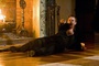 ewan mcgregor devant la cheminee