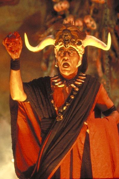 amrish puri faisant un rituel