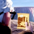 Carl regarde la photo