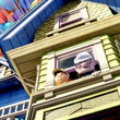 Russell et Carl regardent dans le vide