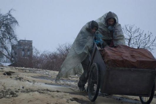 kodi smit mcphee et viggo mortensen dans le film la route