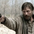 viggo mortensen pointant son arme