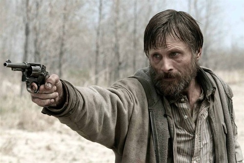viggo mortensen pointant son arme