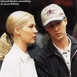 jenna elfman ecoutant les conseils d edward norton realisateur