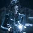 kate beckinsale arme en main