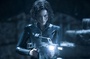 kate beckinsale arme en main