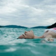 camilla belle fait la planche