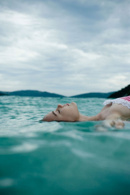 camilla belle fait la planche