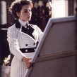 Kate Winslet devant un tableau