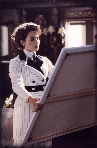 Kate Winslet devant un tableau