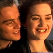 Kate Winslet et Leonardo DiCaprio sourient