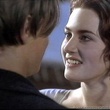 Leonardo DiCaprio et Kate Winslet s'embrassent
