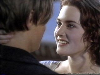 Leonardo DiCaprio et Kate Winslet s'embrassent