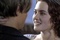 Leonardo DiCaprio et Kate Winslet s'embrassent