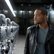 will smith parcourant un hangar de robots