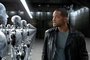 will smith parcourant un hangar de robots
