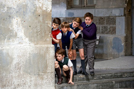 les enfants prets a faire une betise